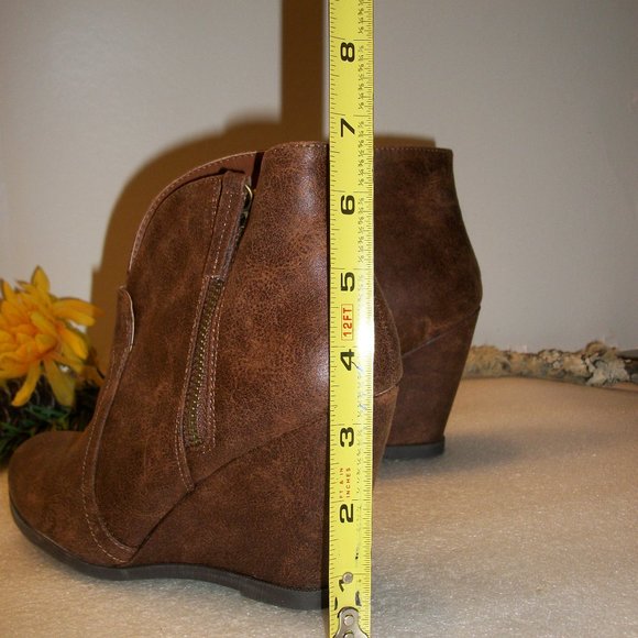 QUPID Sz 5.5 NEW Brown Distressed Look Faux Leather Booties 3 1/4 Wedge Side Zip - Picture 13 of 14